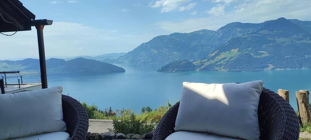 Ferienwohnung für 2 Personen, mit Balkon und Garten sowie Seeblick und Ausblick in Beckenried