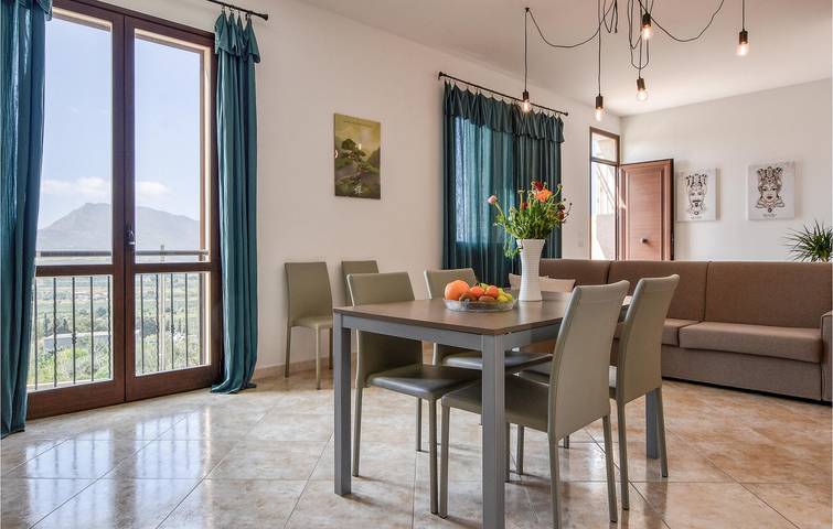 190 sq. ft. apt 2km to beach w/ AC, parking, terrace & kitchen in Custonaci, Provincia de Trapani
