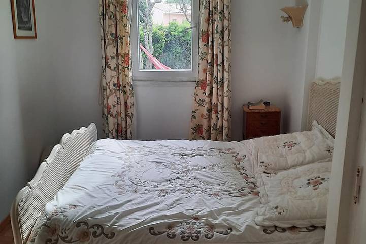 Character house 30 min from Lac de Ste Croix. Market and shops within 2 minutes' walk in Régusse, Brignoles Region