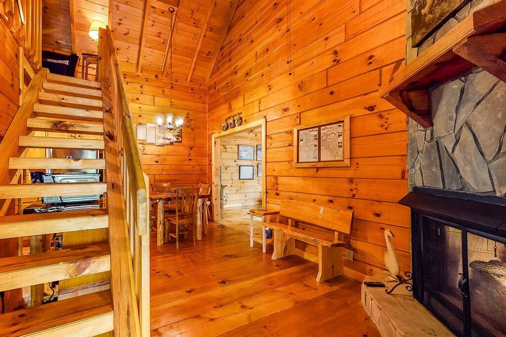 Classic Cabin with Modern Touches, Wraparound Deck, Fireplace, and Free Wifi in Cherry Log, Chattahoochee National Forest
