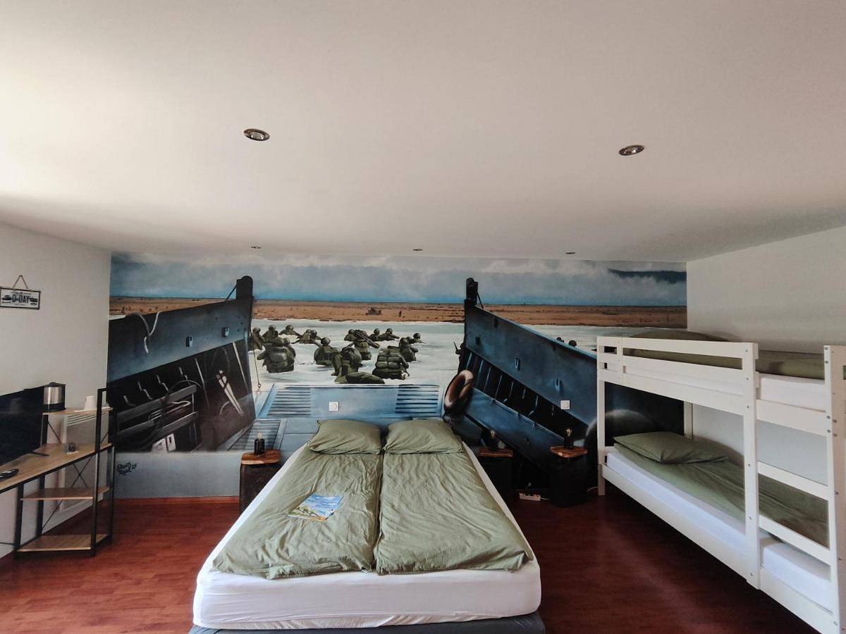 Comfort Triple Room with Shower in Colleville-sur-Mer, Région de Bayeux