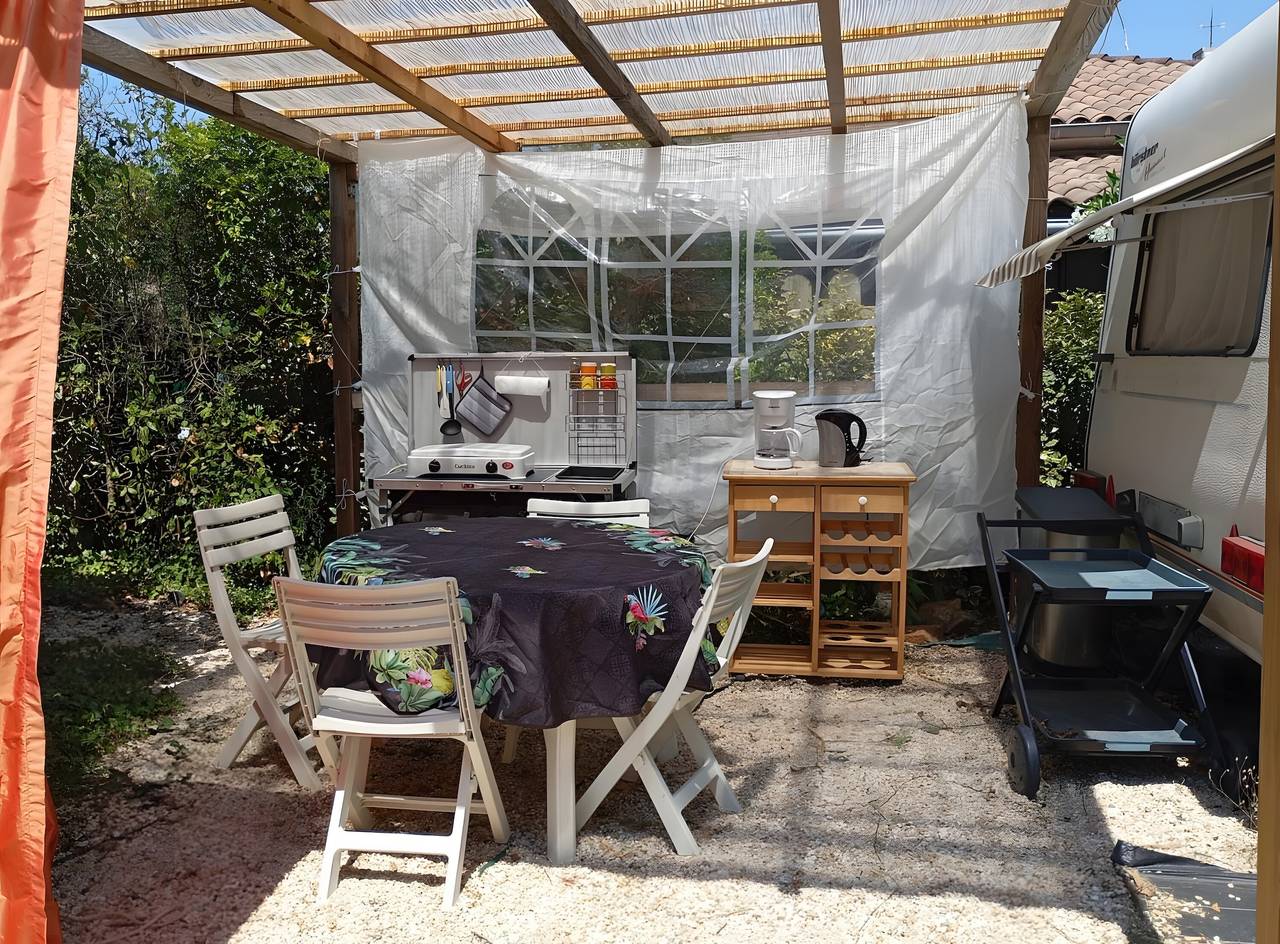 Caravane 2 personnes près d'anduze in Saint-Sébastien-d'Aigrefeuille, Parc national des Cévennes