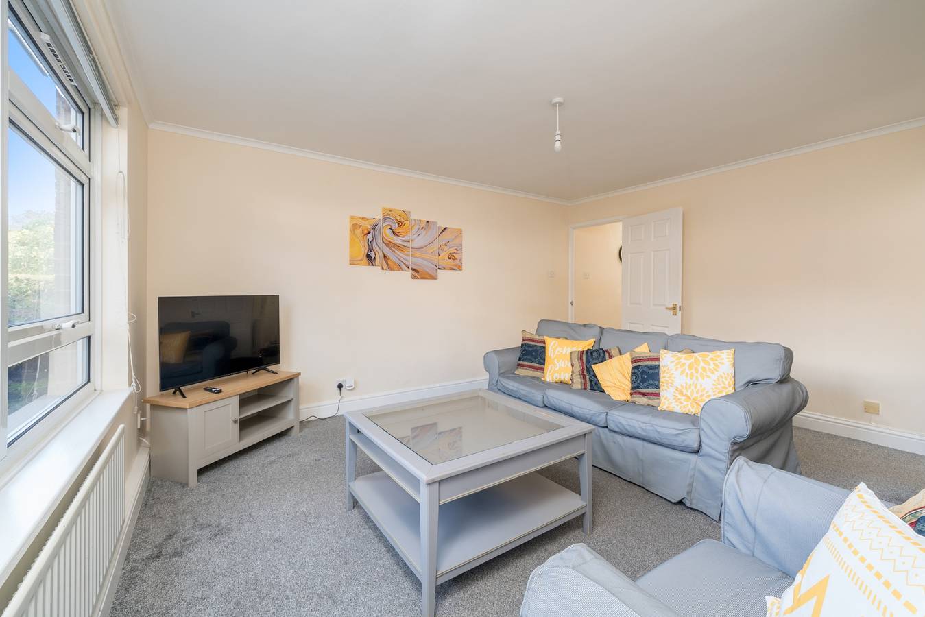 Entire holiday apartment, Redhill Holiday Home Sleeps 4 - Parking in Surrey
