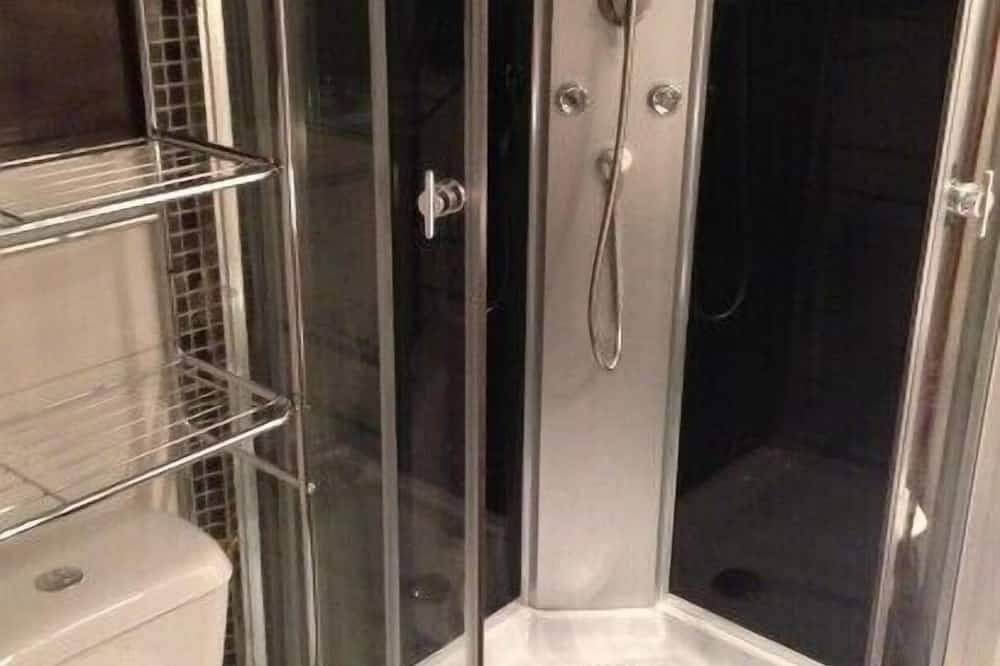Entire apartment, Small renovated studio located opposite a spa park. in Vittel, Neufchâteau (France)