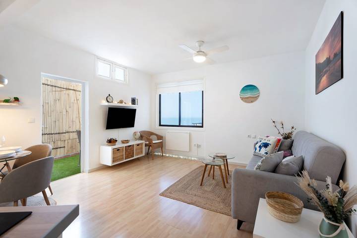 Apartamento entero, Apartamento de vacaciones 'Olas Del Atlántico' con vistas al mar, piscina compartida y Wi-Fi in El Pris, Tacoronte
