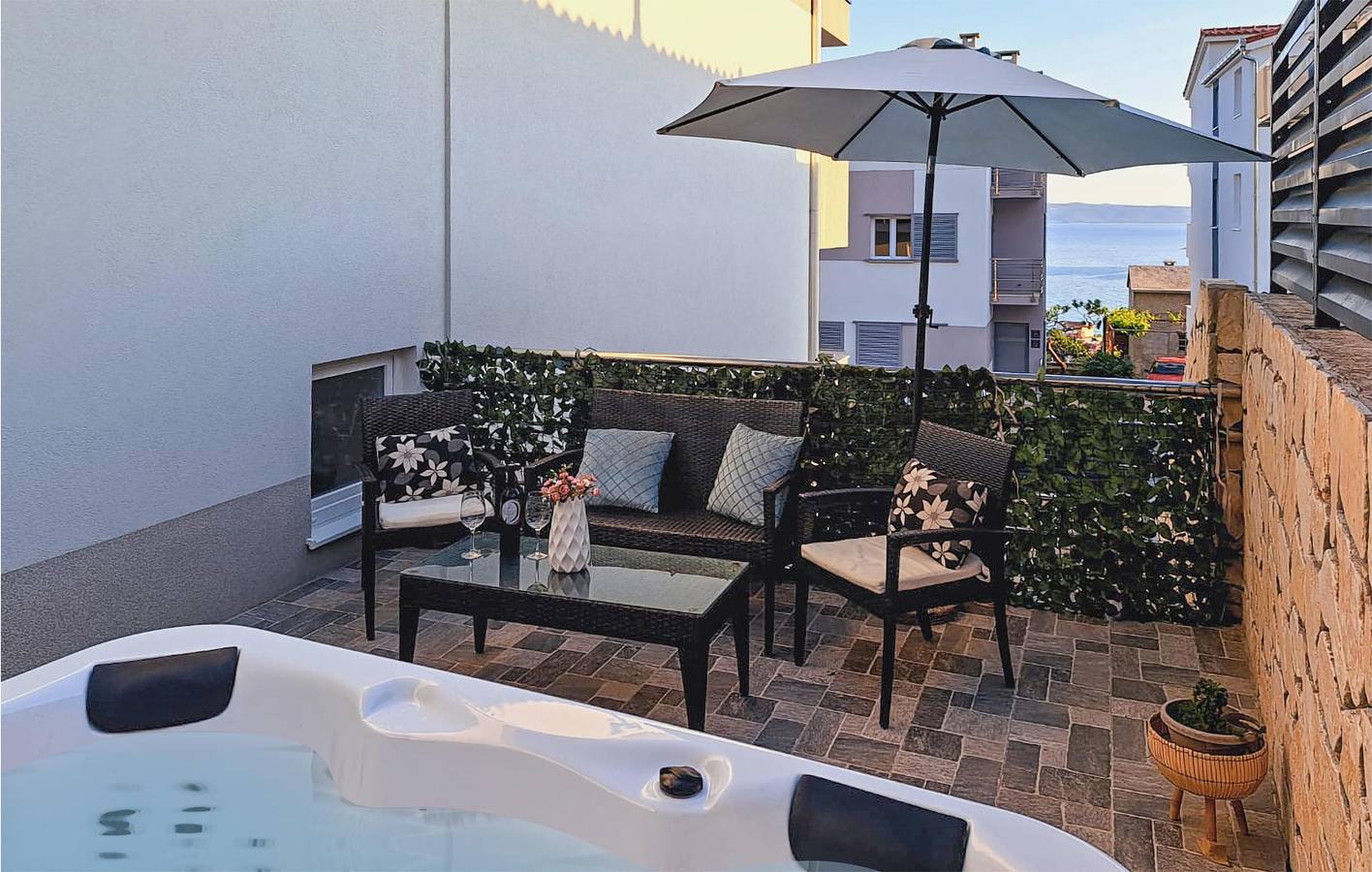 Ganze Ferienwohnung, Gemütlich, 2,5 km vom Strand entfernt: Geräumige Ferienwohnung mit Terrasse und WLAN in Podstrana, Split-Dalmatien