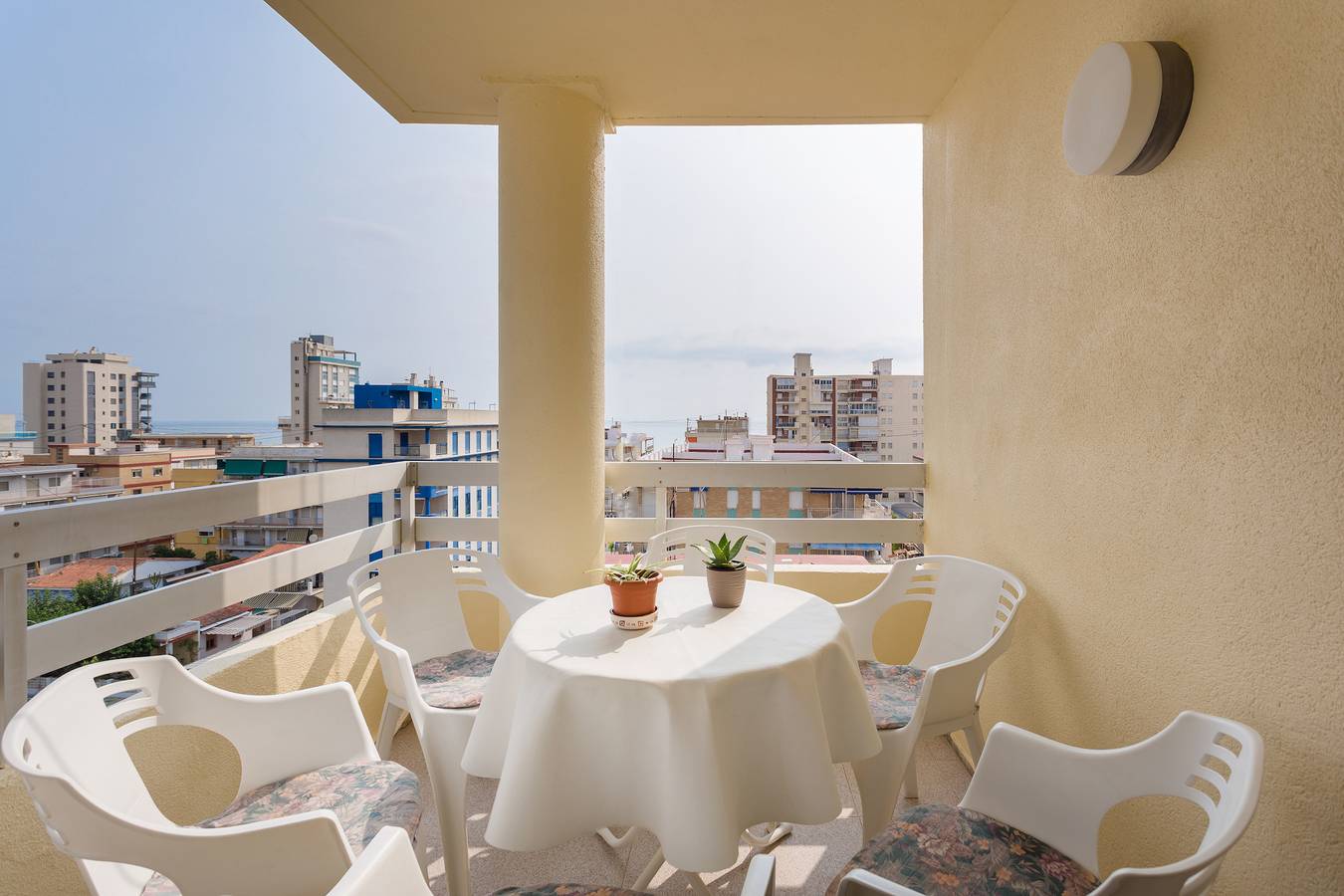 Apartamento entero, Apartamento vacacional "Mejor Zona De Gandia" con vistas al mar, piscina compartida y Wi-Fi in Playa de Gandía, Costa de Valencia