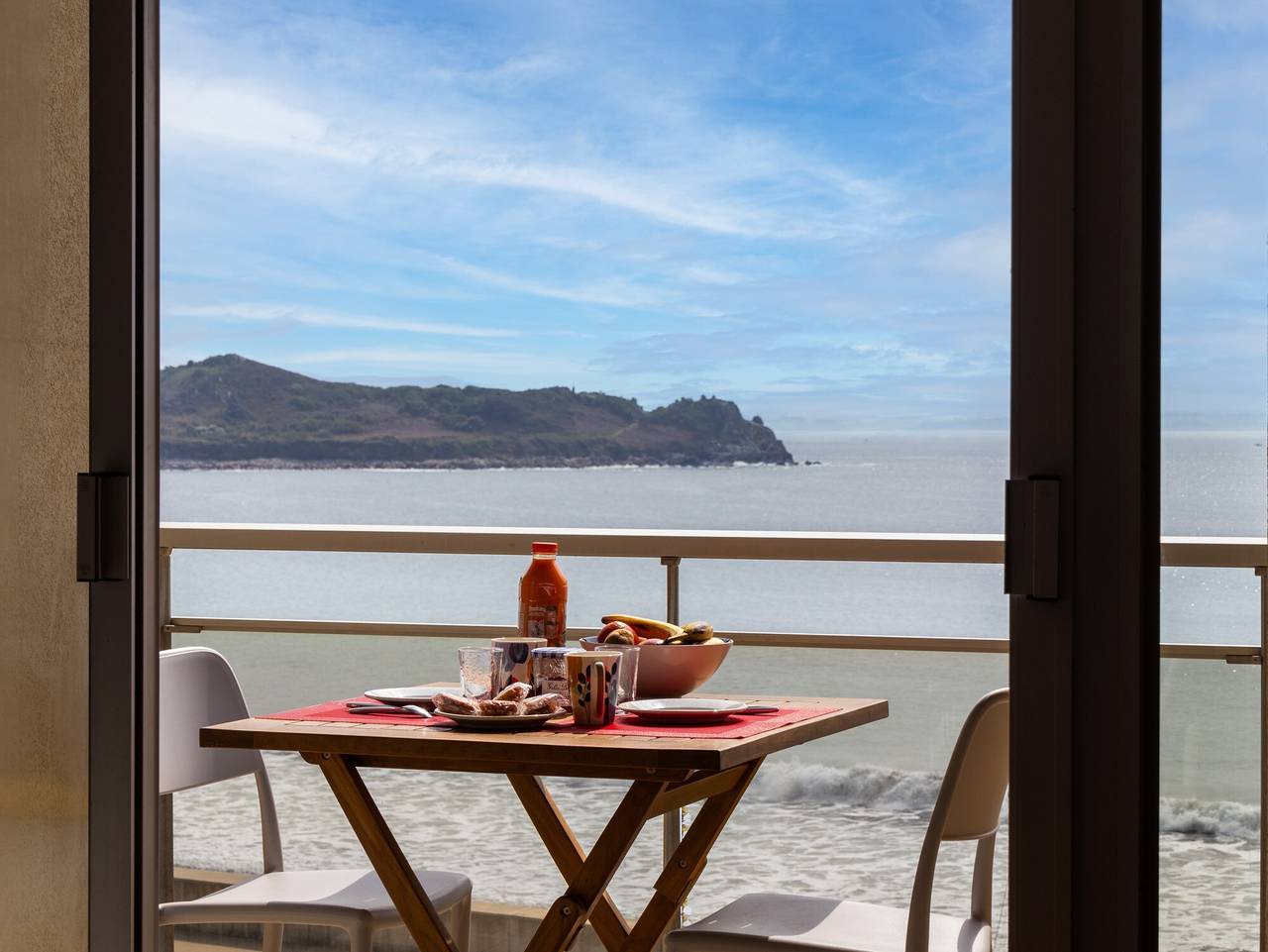 Entire apartment, Apartment 'Vue Mer By Madame Est Servie' with Sea View and Balcony in Trébeurden, Pink Granite Coast