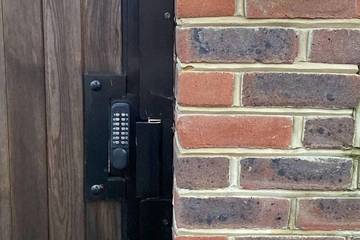 Log Cabin for 2 People in Bexley, London, Photo 3