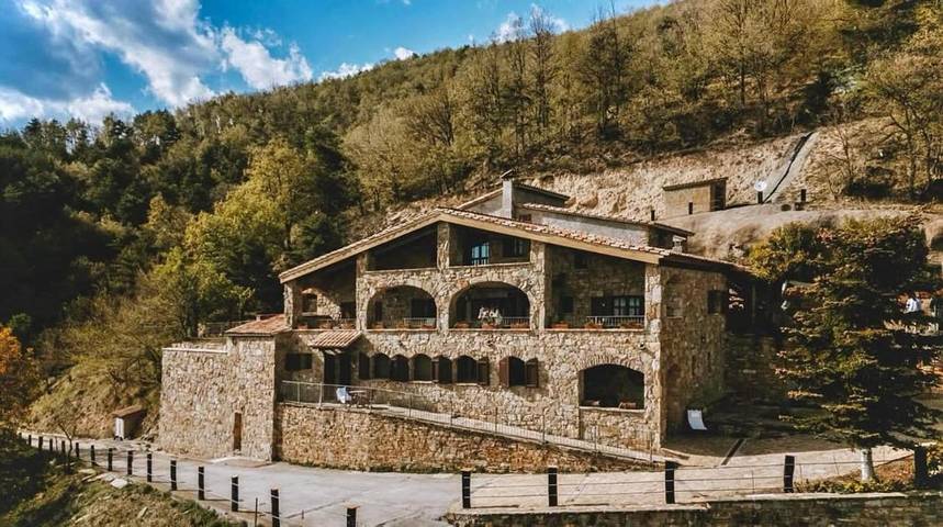Maison de campagne pour 4 personnes, avec jardin et bassin pour enfant, animaux acceptés à Ripoll