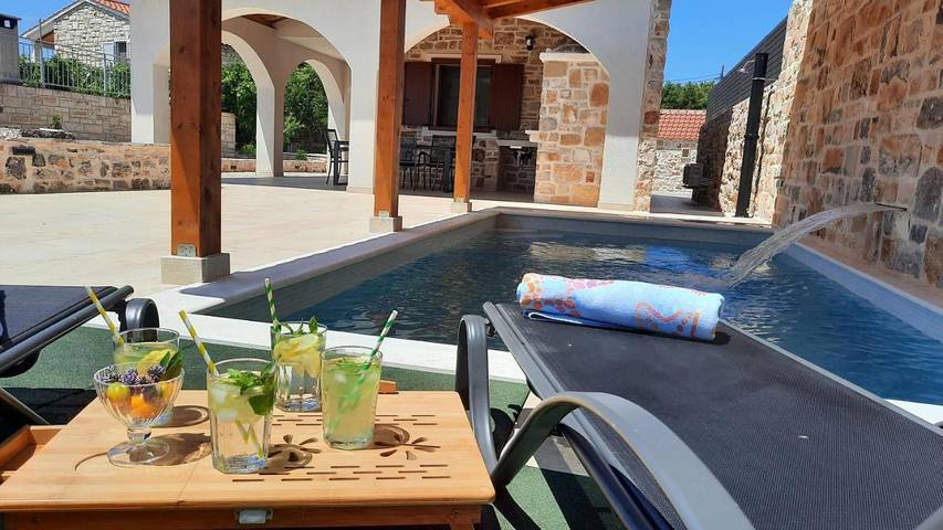 Villa pour 6 personnes, avec jardin ainsi que vue et piscine, animaux acceptés dans Šolta - 4