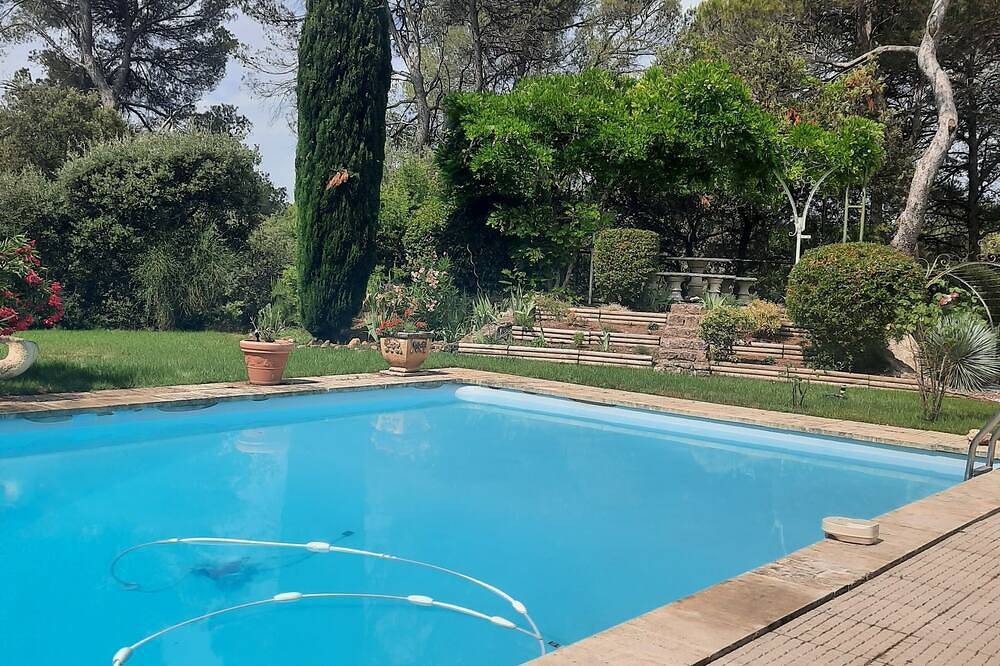 Chambre 1 o.entrée individuelle .parking privé .petit animaux accepte .piscine . in Jouques, Région d'Aix-en-Provence