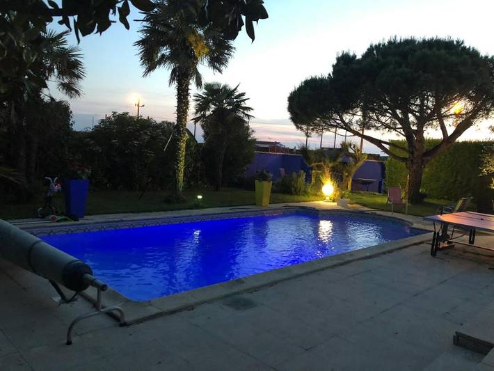 Location de vacances pour 8 personnes, avec Jacuzzi et Terrasse ainsi que Jardin et Piscine à La Jarne