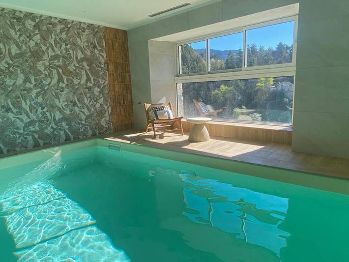 Location de vacances pour 9 personnes, avec Terrasse ainsi que Piscine et Vue dans Saint-Martin-de-Valamas