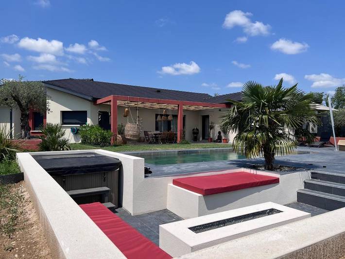 Villa pour 10 personnes, avec jardin ainsi que piscine et jacuzzi