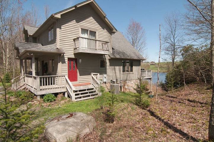 Vacation rental for 8 people, with balcony and yard as well as hot tub in Canaan Valley