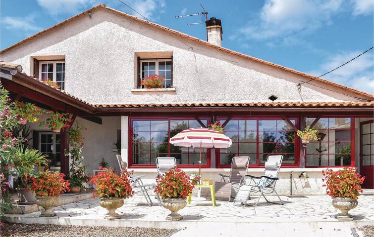 Location de vacances pour 5 personnes, avec jardin ainsi que piscine et terrasse à Massugas