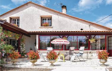 Gîte pour 5 personnes, avec piscine ainsi que terrasse et jardin à Massugas