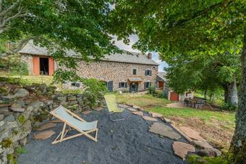 Gîte pour 9 personnes, avec jardin et vue, animaux acceptés à Champclause