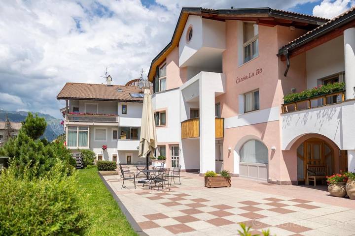 Appartamento per 2 persone, con panorama e giardino nonché sauna, con animali domestici in San Cassiano