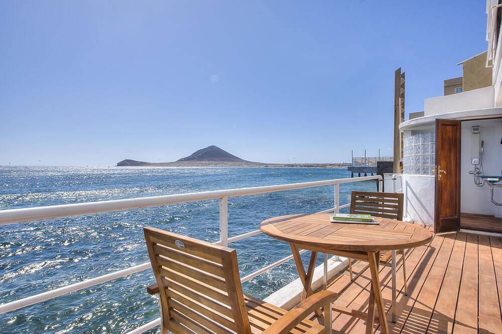 House Over The Sea ( touching the water) Very Central El Medano, Bbq terrace, in Playa el Médano, Granadilla de Abona