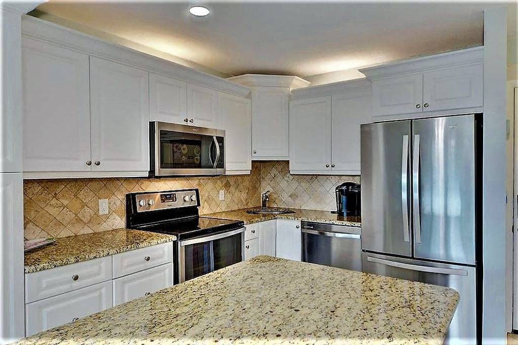 Ganze Wohnung, Neue Auflistung:! Gut ausgestattete Wohnung im 1. Stock am Ocean Village Private Beach in Fort Pierce, Hutchinson Island