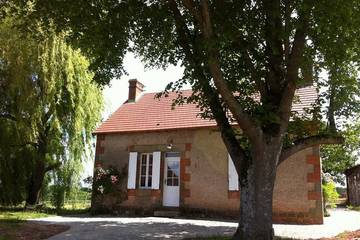 Gîte pour 4 personnes, avec jardin à Agonges