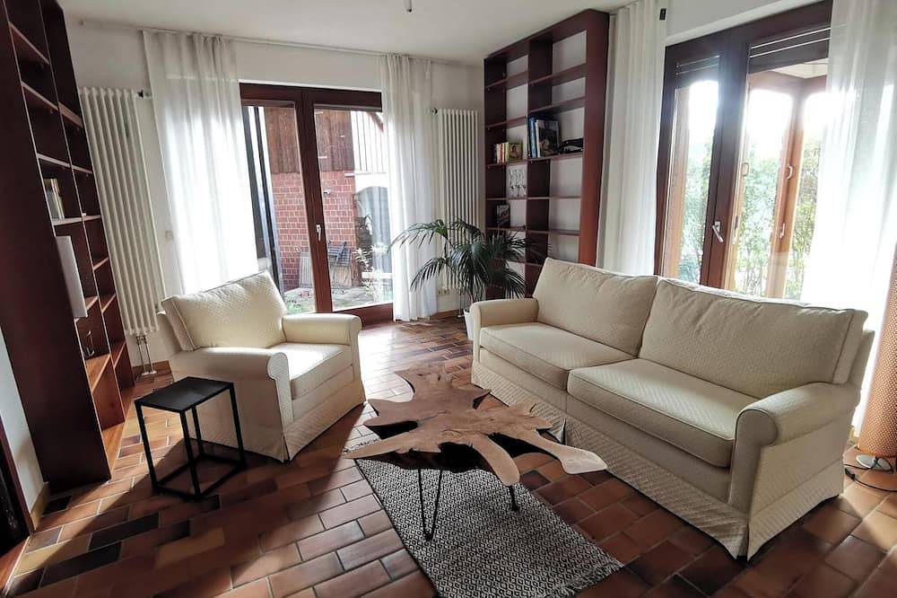 Ganze Wohnung, Geräumige, familienfreundliche Ferienwohnung im Architektenhaus mit Garten in Lauf, Mittlerer Schwarzwald