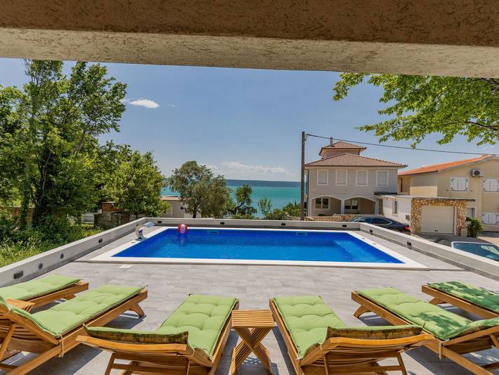 Ferienwohnung für 4 Personen, mit Balkon und Pool in Maslenica