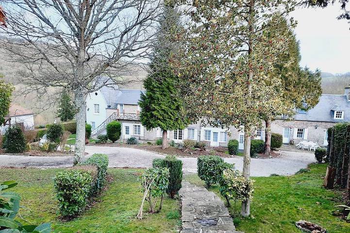 Location de vacances pour 12 personnes, avec Jardin à Clécy