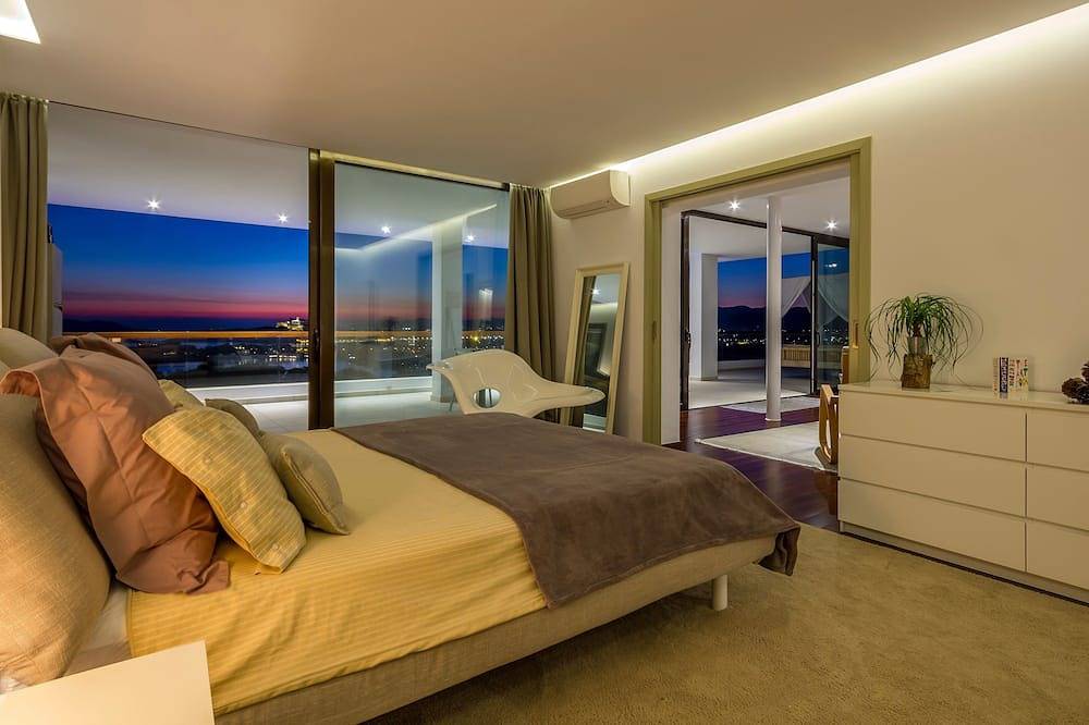 Fantastisk villa nær Ibiza by med panoramautsikt over sjøen og solnedgangen in Cap Martinet, Santa Eulària des Riu