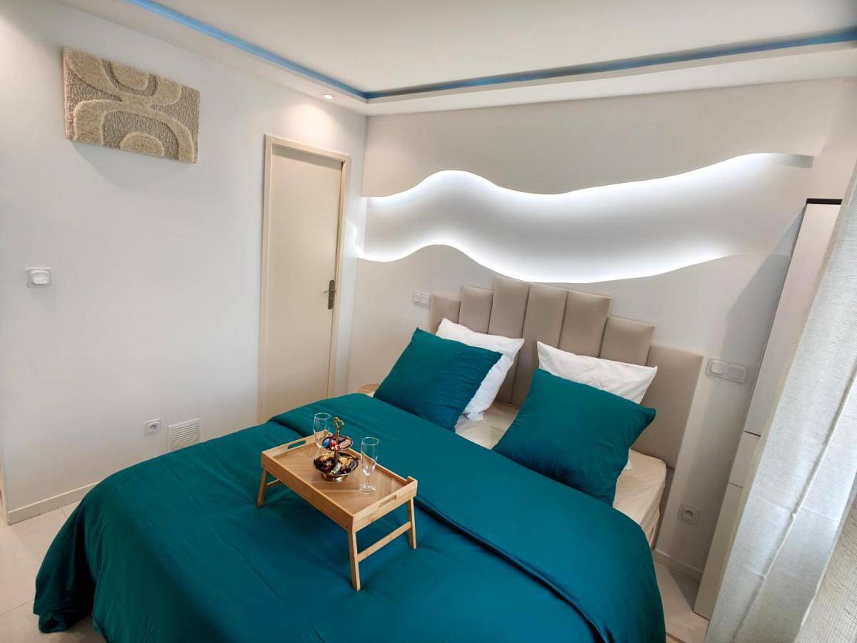 Appartement entier, Studio haut standing climatisé avec parking privé in Bron, Lyon et ses environs