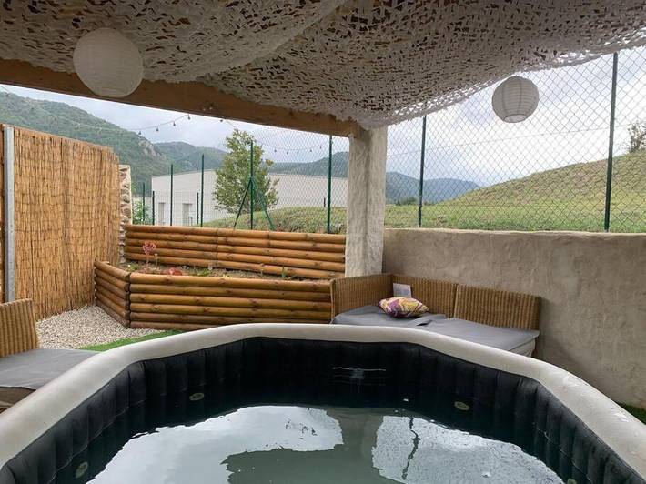 Gîte pour 4 personnes, avec jacuzzi ainsi que jardin et piscine dans Saint-Julien-en-Saint-Alban