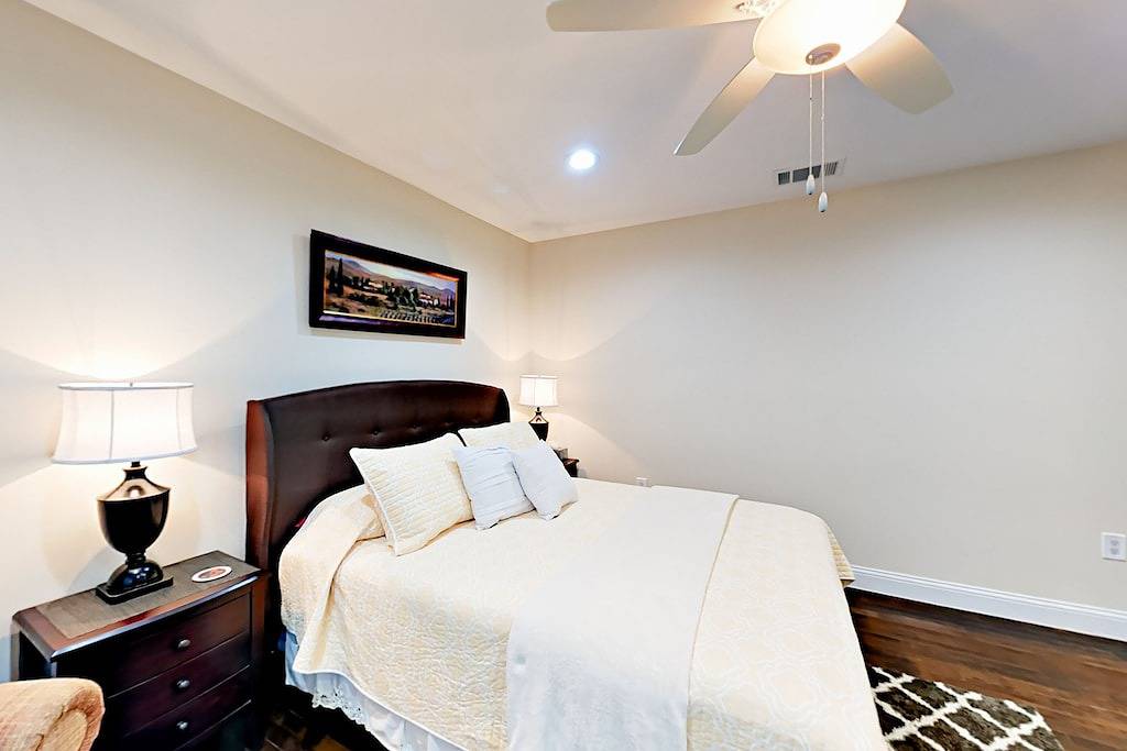 Spacious, well-appointed home with dog-friendly fenced yard - 1 mile to downtown in Austin, Travis County