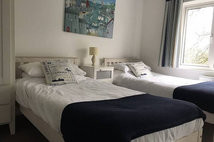 Apartamento entero, Neap Tide Looe. Amplio apartamento de 3 dormitorios y 2 baños, a poca distancia de la ciudad y la playa in Looe, Cornualles
