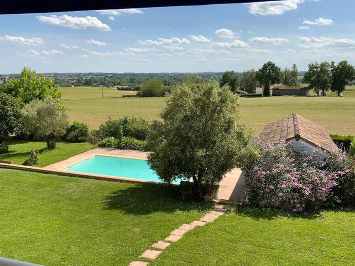 Location de vacances pour 9 personnes, avec Balcon et Terrasse ainsi que Piscine et Vue à Roumagne