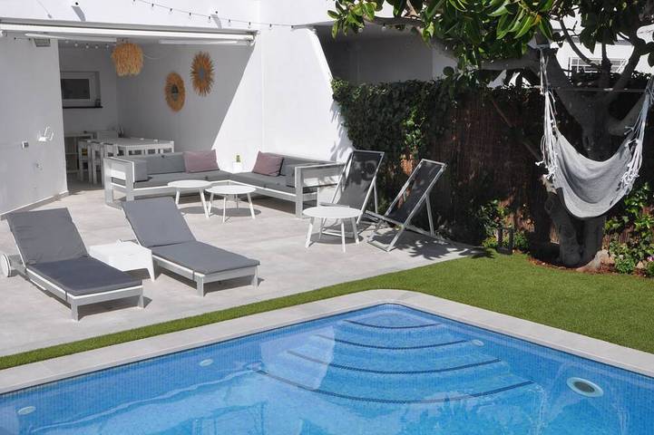 Casa de diseño con piscina privada y fantásticas vistas de Sitges. in San Pedro de Ribas, Garraf