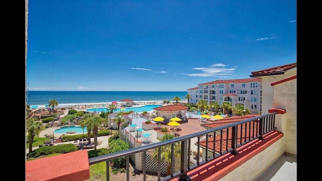 Ganze Wohnung, Glamorous 2 Story Beachfront Condo on Topsail Island in North Topsail Beach, Camp Lejeune