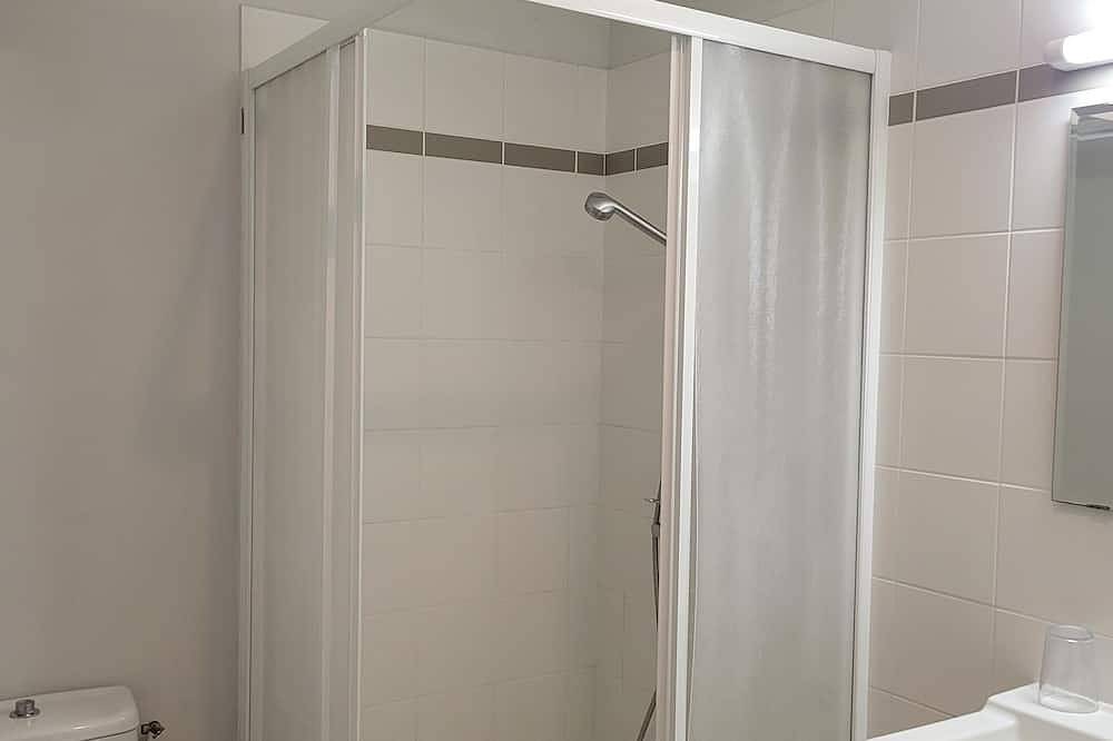 Villa privée, pour 8 personnes, piscine privée, A / C, Wifi gratuit in Chalais, Charente