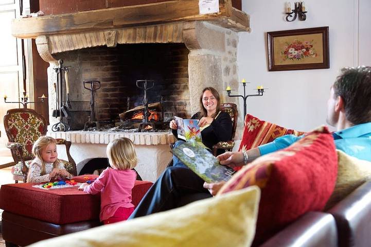 Gîte pour 18 personnes, avec Terrasse ainsi que Jardin et Piscine dans la Creuse