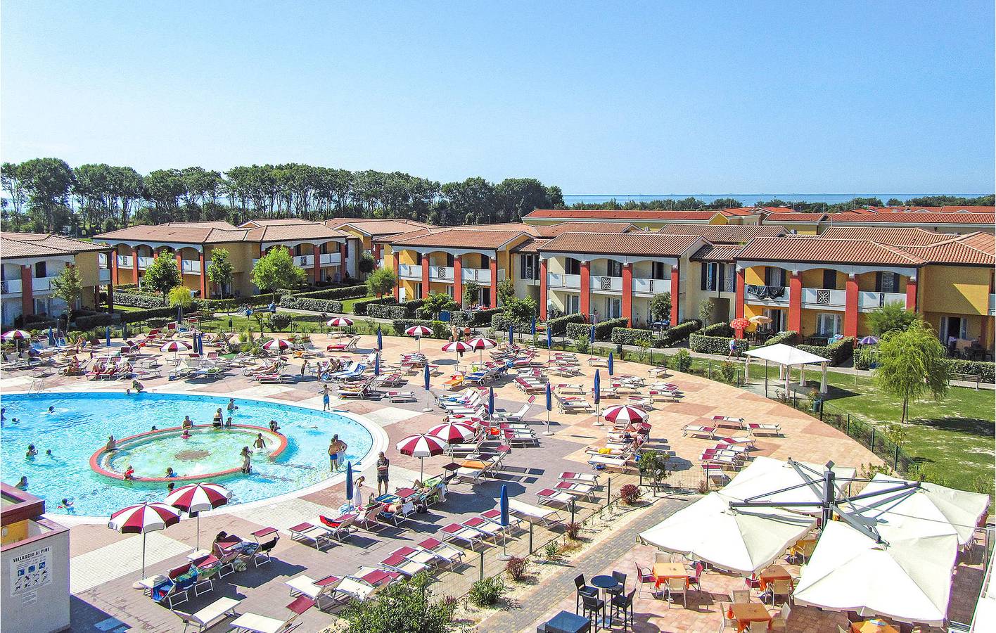 Ganze Ferienwohnung, Appartement am Strand mit Parkplatz, AC, Pool und Terrasse in Porto Santa Margherita, Caorle