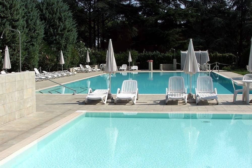 Ganze Wohnung, Zweizimmerwohnung In Einer Ruhigen Residenz Mit Pool Umgeben Von Grün in Sirmione, Gardasee-Berge