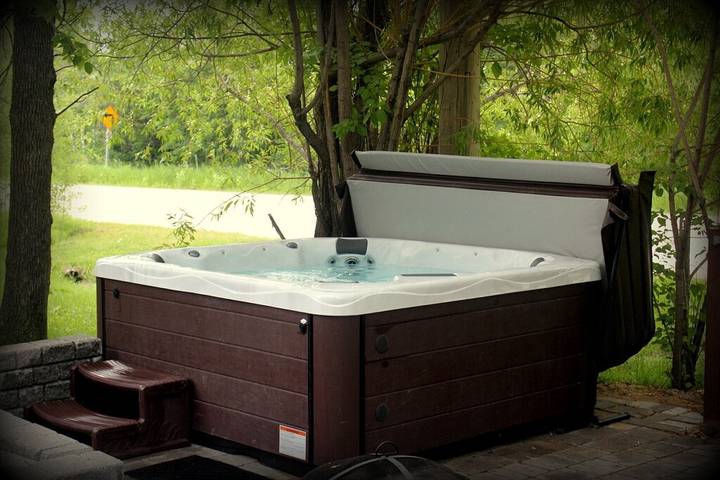 Log cabin for 20 people, with garden and hot tub, with pets in Manitoba