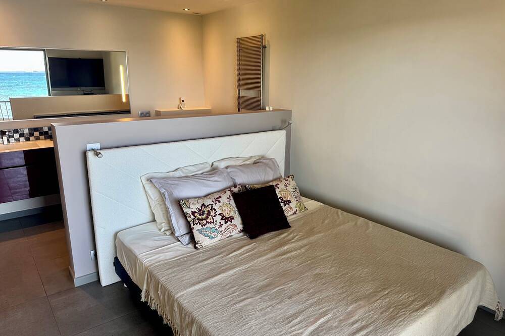 La Voile, Beachfront Villa in Grimaud, Mediterranean Coast (France)