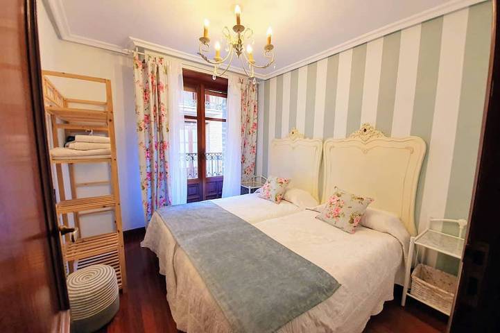 Ganze Wohnung, La Casa de Lorenzo, complete & practical accommodation. In Laguardia center! in Laguardia, Rioja Alavesa