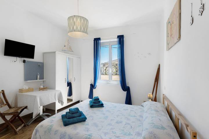 Room 'Pesci' with Mountain View, Wi-Fi and Air Conditioning in Albenga, Riviera di Ponente