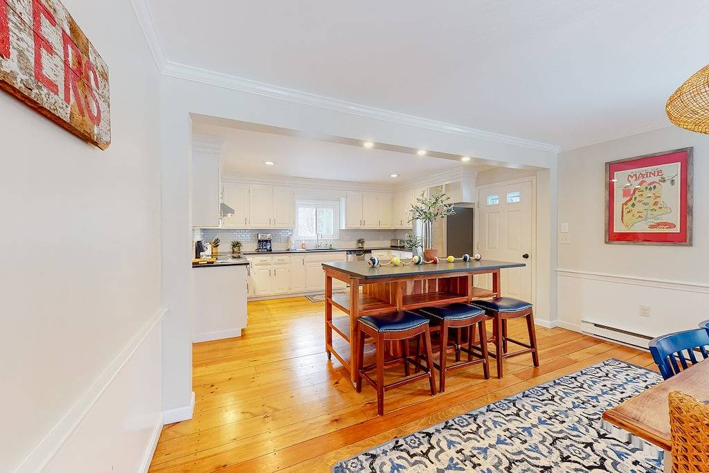 Idyllic Retreat near the Beach with Fast Wifi, Two Living Areas & Full Kitchen in Kennebunk, York County