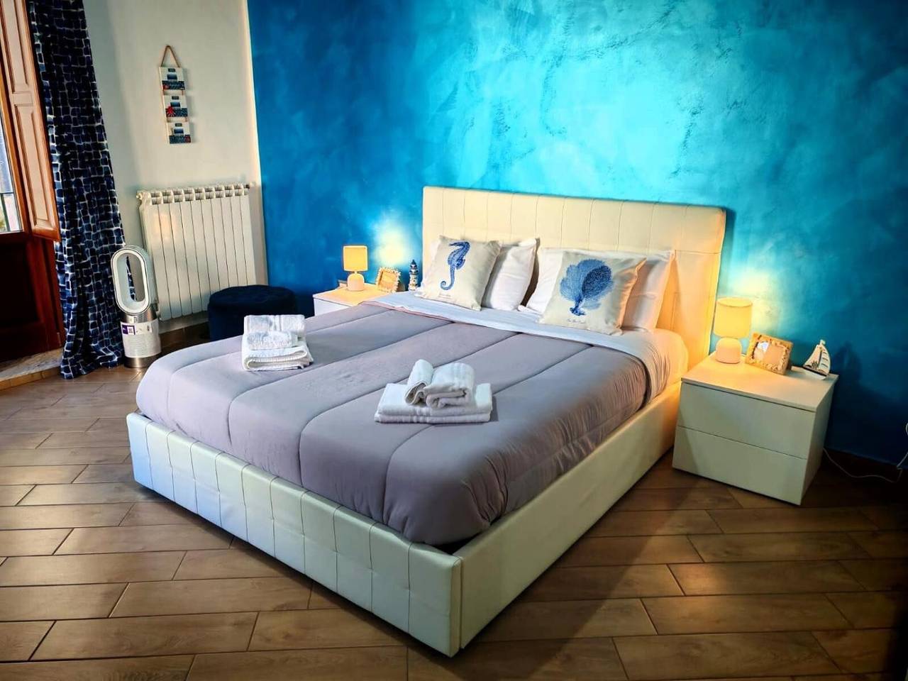 Entire apartment, Light Blue House Apartment with Balcony, Wi-Fi, and Air Conditioning in Salerno, Tyrrhenian Coast Campania