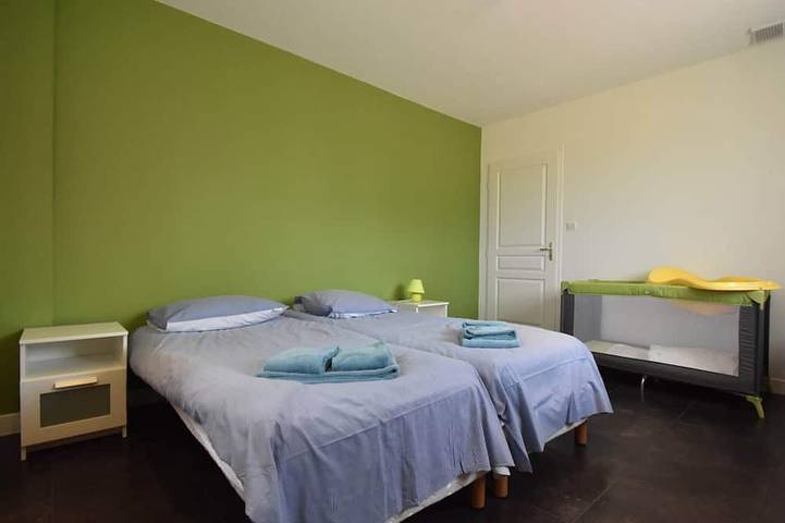 Location de vacances pour 10 personnes, avec terrasse et piscine ainsi que jacuzzi et jardin, animaux acceptés à Montbrun-des-Corbières - 4