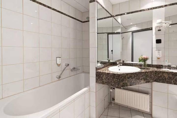 Twin Room Retreat | Garden Views | Minutes to Ruhr Park Shopping in Bochum, Ruhrgebiet